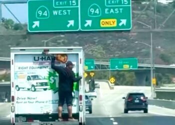 Captan a hombre viajando colgado de un camión U-Haul en autopista de Spring Valley