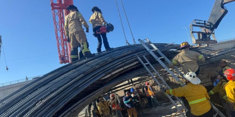 Rescatan a dos trabajadores tras colapso en obra del viaducto elevado en Tijuana