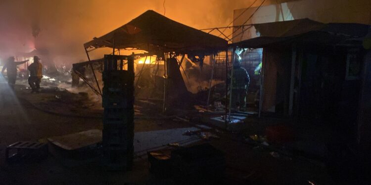 Incendio consume vivienda improvisada en predio invadido de El Soler