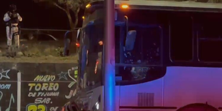 Atacan a balazos a chofer de transporte de personal en Tijuana