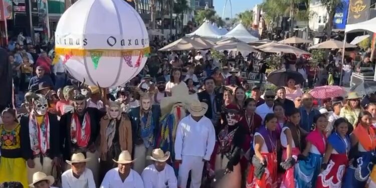 Oaxaca llenó de vida la avenida Revolución con la Guelaguetza