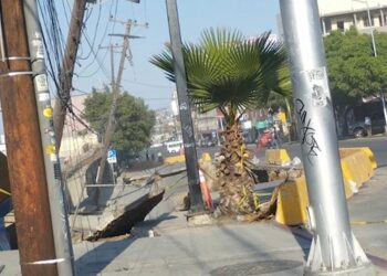 Se hundió la banqueta en la calle 10 de Tijuana