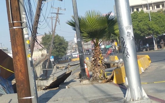 Se hundió la banqueta en la calle 10 de Tijuana