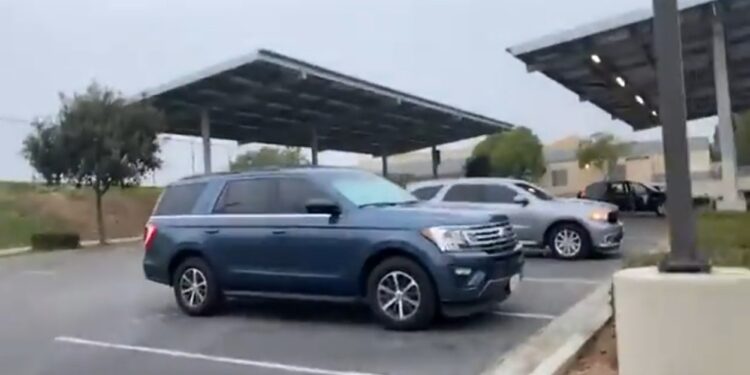 Vehículos de ICE en primaria de San Diego generan tensión y protestas