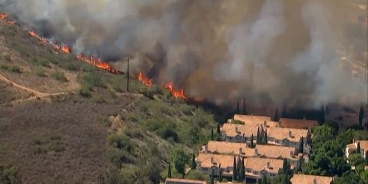 Controlan incendio de pastizal en Rancho Bernardo y combaten el ‘Roadrunner Fire’ en Boulevard