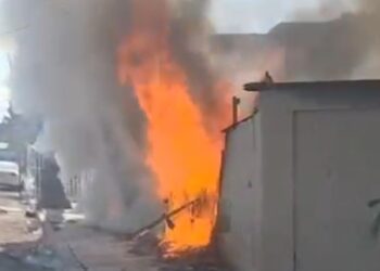 Voraz incendio consumió vivienda de madera en Tijuana
