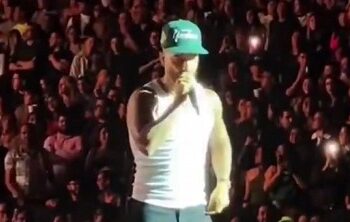 Maluma regañó a una fan por llevar a bebé sin protección en los oídos