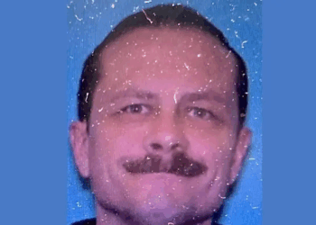 Exsoldado acusado de matar a cuatro personas en un bar sigue prófugo en Montana