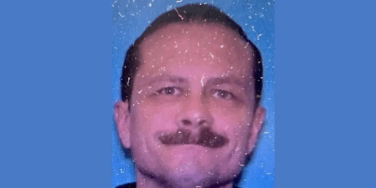 Exsoldado acusado de matar a cuatro personas en un bar sigue prófugo en Montana