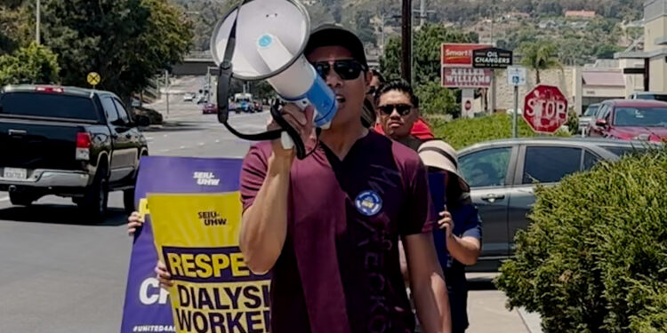 Personal médico de diálisis exigen mejores condiciones laborales en protesta estatal