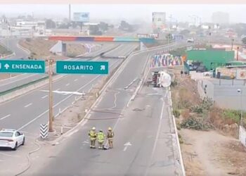 Volcadura de pipa con gasolina provoca evacuaciones en Rosarito