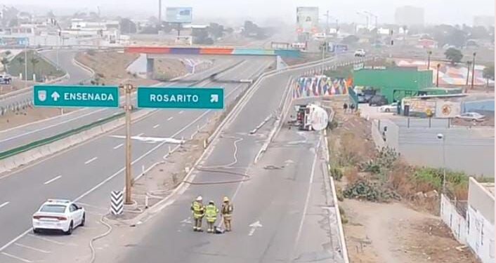 Volcadura de pipa con gasolina provoca evacuaciones en Rosarito