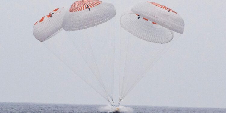 Cuatro astronautas regresaron a la Tierra tras misión en la Estación Espacial Internacional