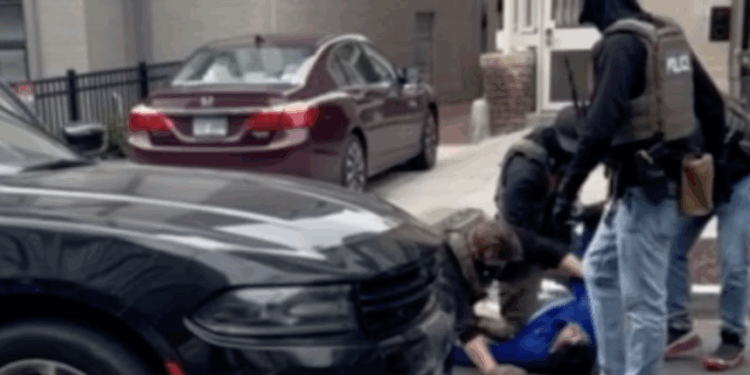 Migrante es sometido en operativo federal en Washington D.C.