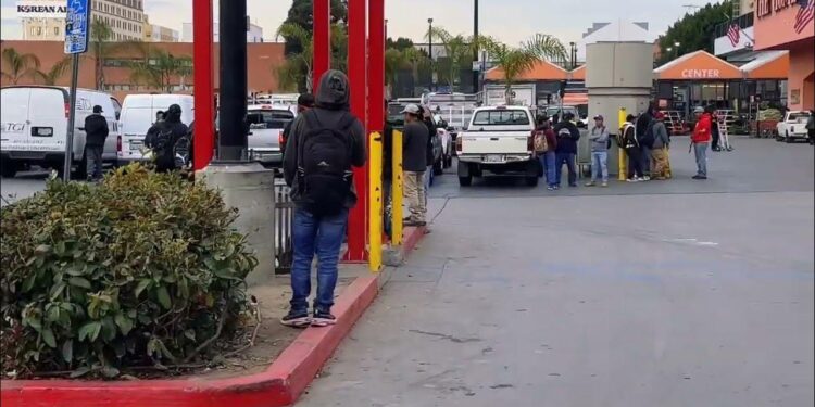 Redadas en Home Depot desatan miedo entre jornaleros migrantes en California