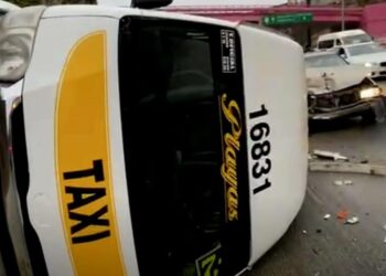 Taxi de ruta vuelca en fraccionamiento Mirador de Tijuana
