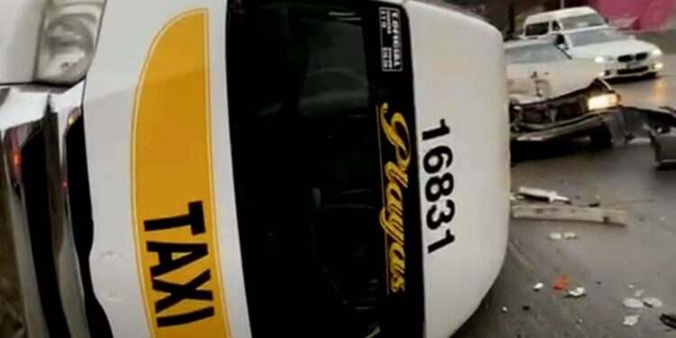 Taxi de ruta vuelca en fraccionamiento Mirador de Tijuana