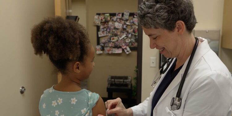 Médicos alertan por baja en vacunación infantil en regreso a clases