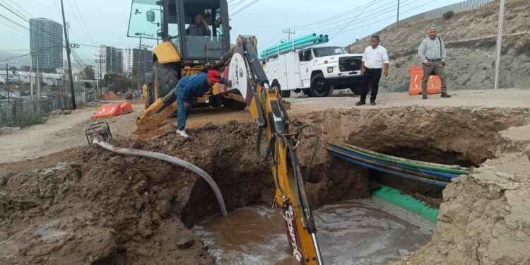 Fuga en acueducto deja sin agua a 20 colonias en Tijuana
