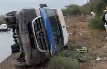 Volcadura de taxi en Tijuana deja cuatro pasajeros lesionados