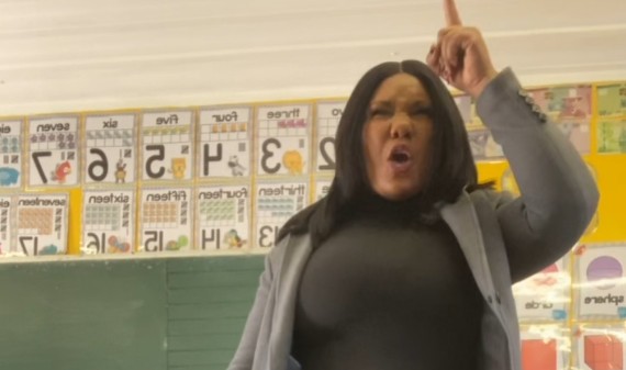 Maestra en Namibia se vuelve viral con canción para prevenir y educar a los menores