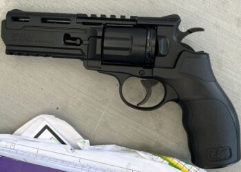 Arrestan a dos estudiantes en Spring Valley por portar réplica de pistola de aire comprimido