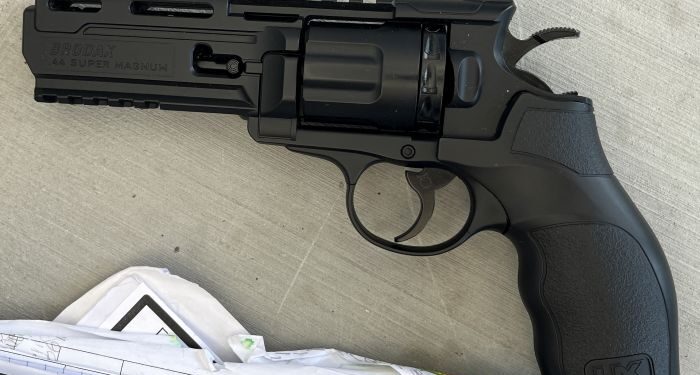 Arrestan a dos estudiantes en Spring Valley por portar réplica de pistola de aire comprimido