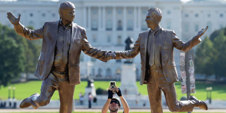 Estatua de Trump y Epstein aparece como protesta artística en Washington