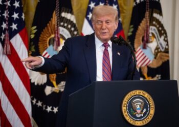 Trump ordena cobro de $100,000 por visa H-1B a empresas