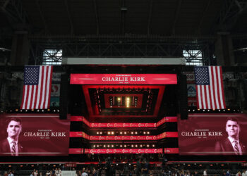 Trump encabeza multitudinario homenaje a Charlie Kirk en Estados Unidos