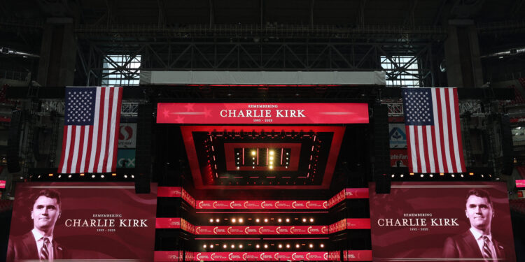 Trump encabeza multitudinario homenaje a Charlie Kirk en Estados Unidos