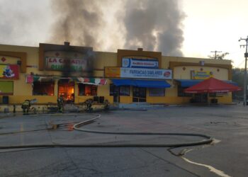 Incendio consumió tres locales comerciales en Tijuana