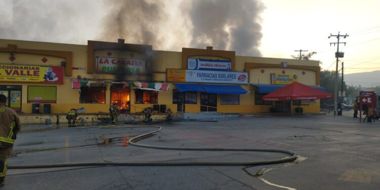 Incendio consumió tres locales comerciales en Tijuana