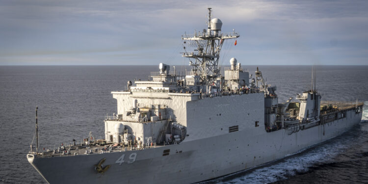 Varias personas hospitalizadas tras incidente de humo en el USS Harpers Ferry