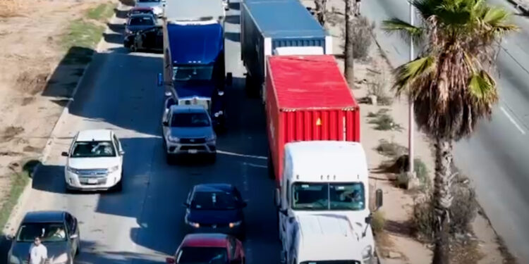 Tractocamiones con materiales peligrosos no deben superar los 80 km/h en Baja California