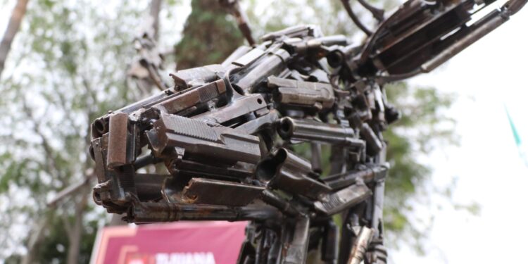Esculturas hechas con armas destruidas llegan al CECUT en Tijuana