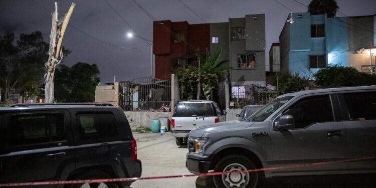 Mujer muere y hombre resulta herido en ataque armado en Tijuana