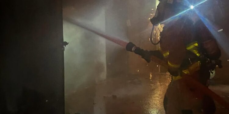 Bomberos evitan tragedia en incendio de bodegas en Escondido