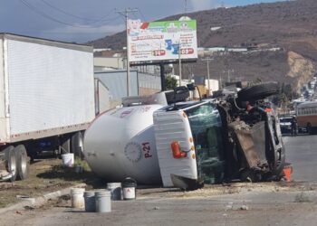 Volcadura de pipa de gas provocó accidente múltiple en Tijuana