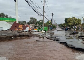 Fuga de agua provoca socavón y caos vial en Tijuana