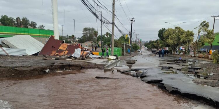 Fuga de agua provoca socavón y caos vial en Tijuana