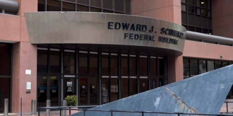 ICE mantiene arrestos en tribunales de San Diego pese a prohibición estatal
