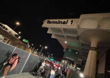 Aeropuerto de San Diego dona artículos de la Terminal 1 antes de su demolición