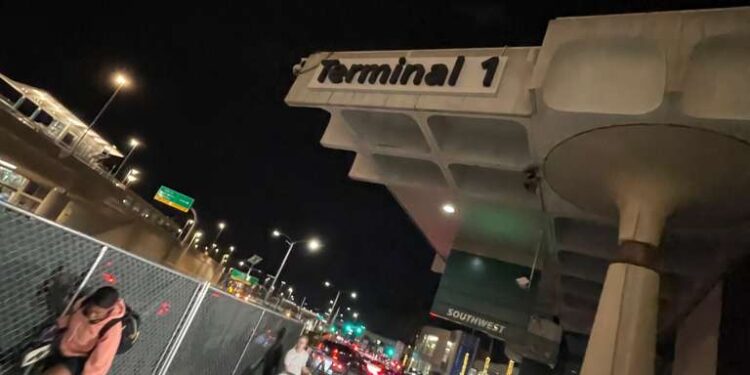 Aeropuerto de San Diego dona artículos de la Terminal 1 antes de su demolición