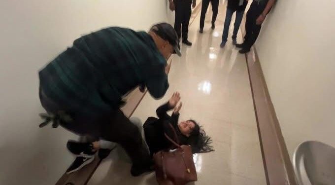 ICE relevó de funciones a agente tras agredir a mujer ecuatoriana en sede de Nueva York