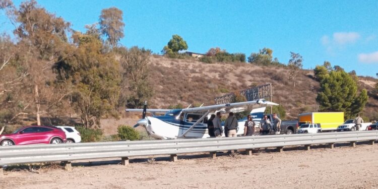 Avioneta aterriza de emergencia en el freeway 15 en San Diego