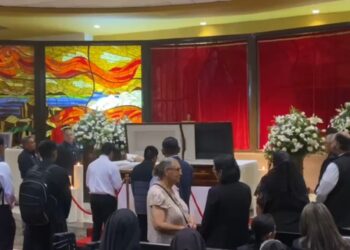 Feligreses despiden al arzobispo Francisco Moreno Barrón en Tijuana