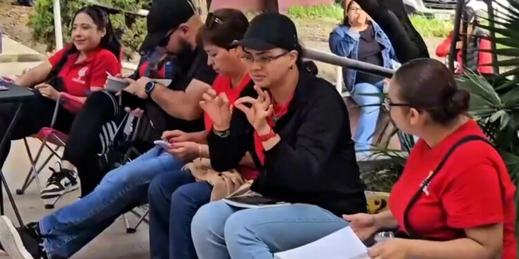 Plantón de maestros interinos continúa en Baja California por pagos pendientes