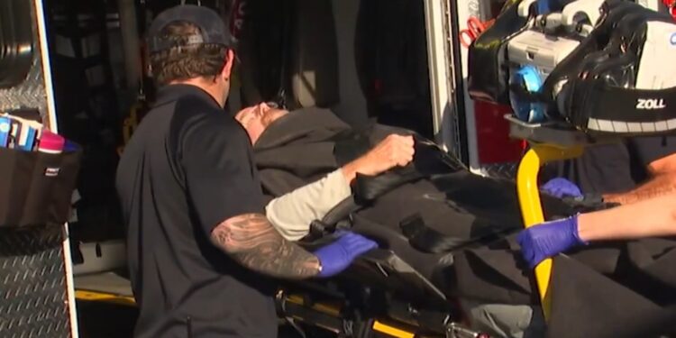 Dos hombres heridos tras desplomarse grúa al levantar marlin gigante