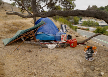 Desmantelan más de 180 campamentos de personas sin hogar cerca de autopistas en San Diego